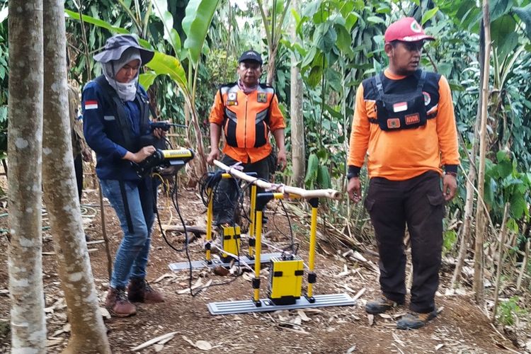 Petugas Badan Geologi dibantu relawan mengecek lokasi tanah bergerak di kaki Gunung Walat, Kampung Benda, Desa Karangtengah, Cibadak, Sukabumi, Jawa Barat, Rabu (9/10/2019).