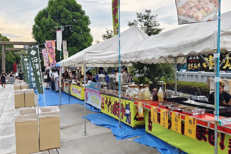 Tempat sampah disediakan di tempat festival kembang api. (KARAKSA MEDIA PARTNER)