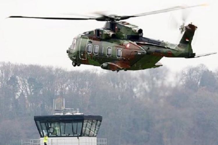 Helikopter AW 101 pesanan TNI AU tengah menjalani tes awal penerbangan di divisi helikopter Leonardo-Finmecanicca di Yeovil, Inggris, pekan lalu. Terlihat helikopter tersebut telah dicat dengan warna loreng TNI dan diberi lambang TNI. 