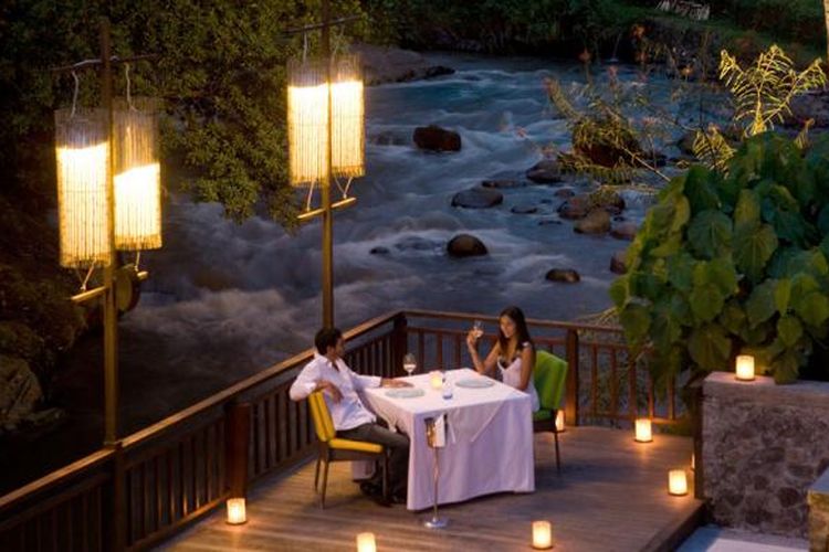 Makan malam romantis di Swept Away yang berada di The Samaya Ubud, Bali. 