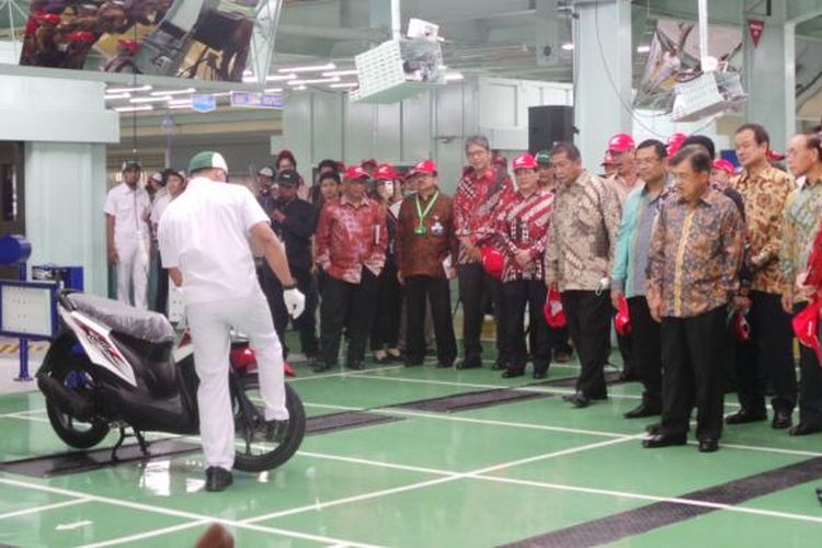 Wakil Presiden Jusuf Kalla saat mengunjungi pabrik sepeda motor milik Honda