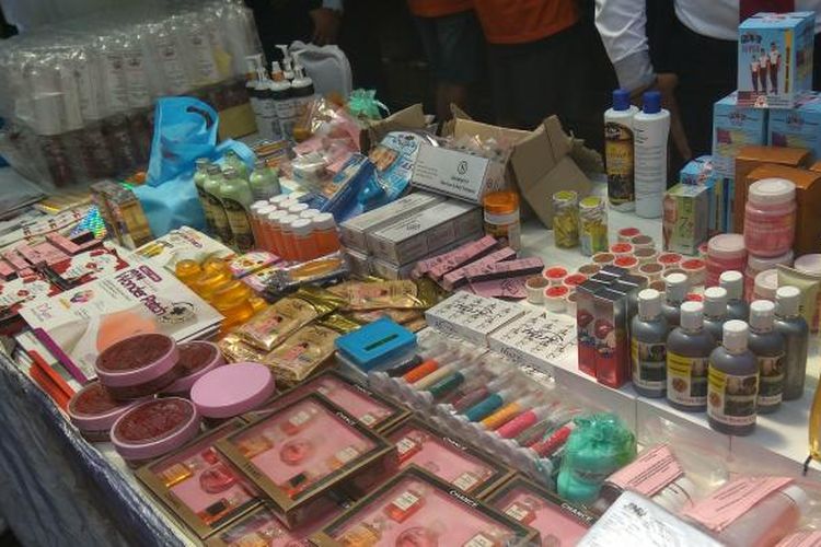 Kosmetik palsu yang diedarkan di Pasar Asemka, diamankan di Polda Metro Jaya, Senin (5/9/2016).