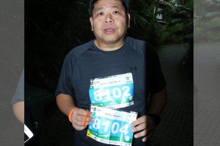 Nyoto membawa nomor dada mendiang sahabatnya saat berlari di Banyuwangi Ijen Green Run. 
