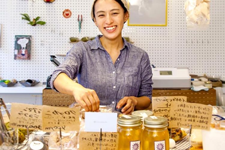 Toko khusus kue bernama Kumamido Yakigashi-ten di daerah Nishijin, Fukuoka, Jepang yang dibuka sejak September 2017. Kumamido Yakigashi-ten menyuguhkan banyak camilan dengan bentuk yang lucu dan unik. Variasinya bahkan berubah setiap hari.