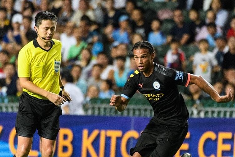 Pemain Manchester City, Leroy Sane, menguasai bola dalam pertandingan persahabatan antara Manchester City vs Kitchee di Hong Kong Stadium, di Hong Kong pada 24 Juli 2019.