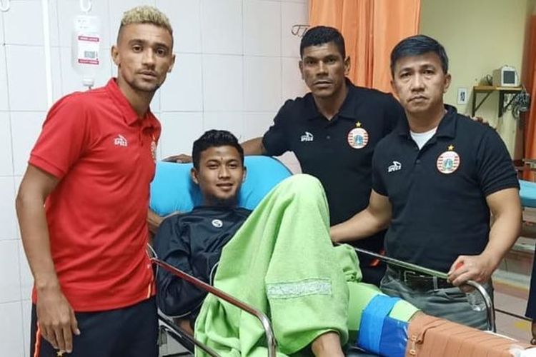 Bruno Matos beserta jajaran manajemen Persija Jakarta, salah satunya asisten pelatih Antonio Claudio, menjenguk Muhammad Natshir yang sempat cedera.
