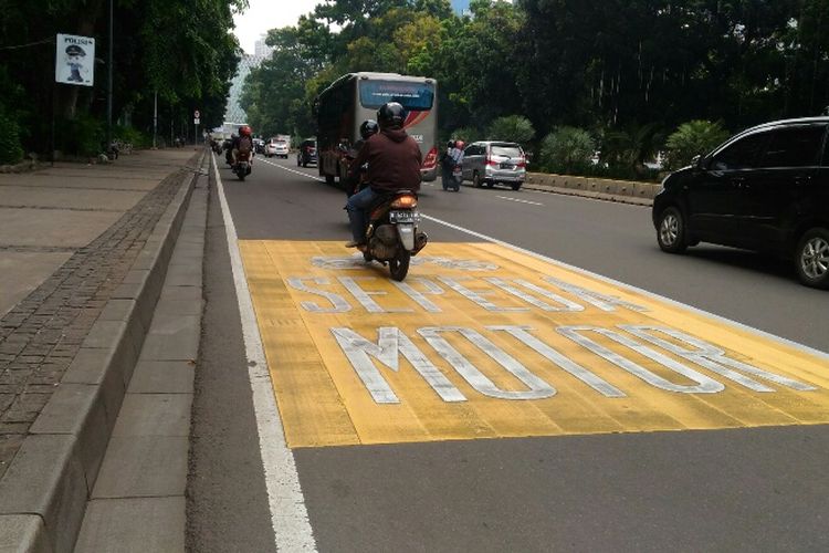 Pengendara motor mulai patuhi instruksi menggunakan lajur paling kiri di Jalan MH Thamrin-Jalan Medan Merdeka Barat, Rabu (24/1/2018).