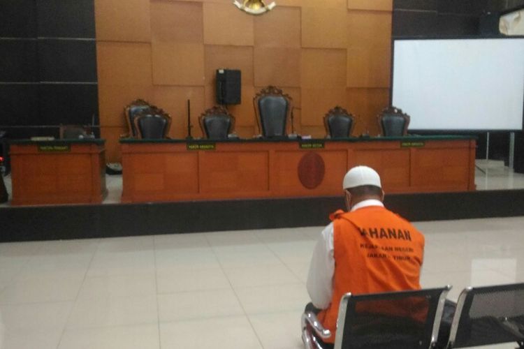 Tersangka pembunuhan dokter Lety, dokter Ryan Helmi saat menghadiri sidang perdana di PN Jakarta Timur, Kamis (29/3/2018).