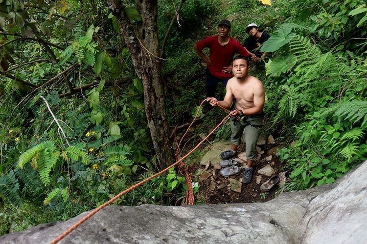 Anggota organisasi Mahasiswa Pencinta Alam Universitas Indonesia (Mapala UI) mengamankan pemanjat dengan teknik belaying saat memanjat tebing Gunung Bongkok, Desa Sukamulya, Kecamatan Tegal Waru, Kabupaten Purwakarta, Jawa Barat, Minggu (14/4/2019). Gunung Bongkok merupakan salah satu titik wisata panjat tebing di Jawa Barat.