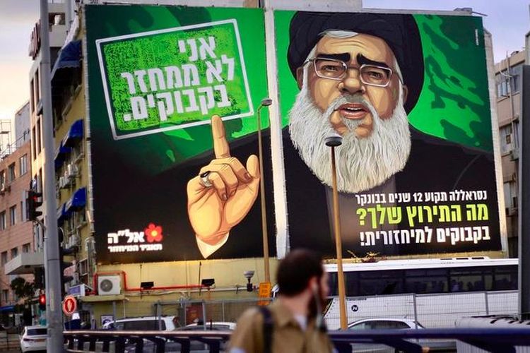 Papan reklame raksasa yang terpasang di persimpangan La Guardia di Tel Aviv, Israel, yang menampilkan sosok karikatur pemimpin Hezbollah, Hassan Nasrallah.
