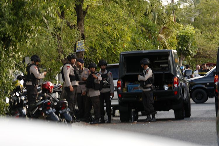 Tim Jibom Gegana Polda Aceh menjinnakan benda yang diduga bom di Rumah Ridwan, Jalan Pari, Lampriet, Kecamatan Kuta Alam, Banda Aceh, Rabu (18/07/18).
