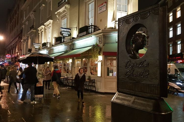 Monumen Agatha Christie dibangun di antara Great Newport Street dan Cranbourn Street di kawasan Covent Garden di London, Inggris. Monumen ini dibangun di Covent Garden karena menurut sejarah, delapan teater telah menampilkan drama karya penulis cerita kriminal yang tersohor itu di tempat ini.