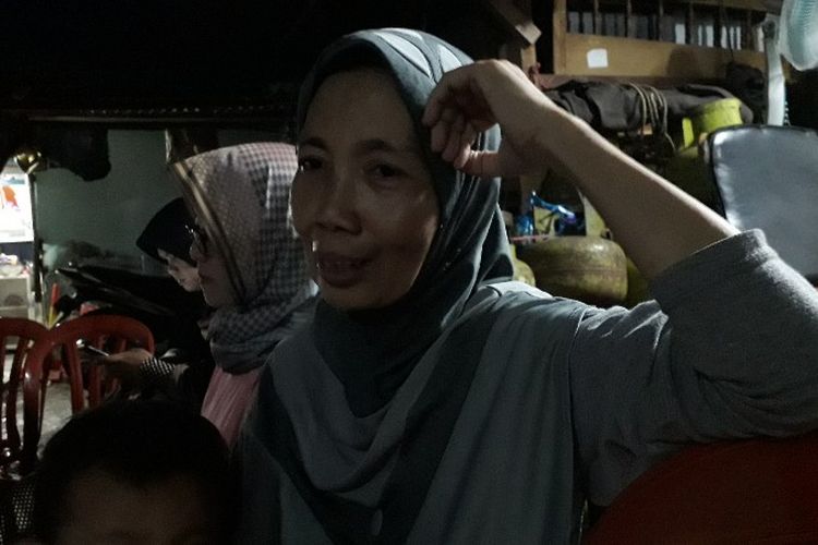Rostini adik Mimin korban proyek Rusunawa Pasar Rumput di rumah duka Jalan Tambak II, Pegangsaan, Menteng, Jakarta Pusat pada Minggu (18/3/2018). 