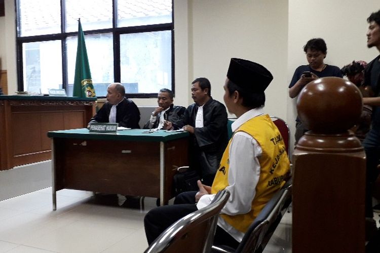 Komarudin, Ketua RT di Kampung Kadu, Kelurahan Sukamulya, Kecamatan Cikupa, Kabupaten Tangerang membacakan surat pembelaan pada sidang vonis pada Kamis (12/4/2018) di Pengadilam Negeri Tangerang.