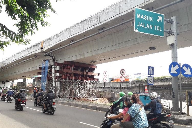 Kondisi flyover Cengkareng, Jakarta Barat ditengah proses perbaikan oleh Kementerian Pekerjaan Umum dan Perumahan Rakyat (PUPR) pada Kamis (3/1/2019).