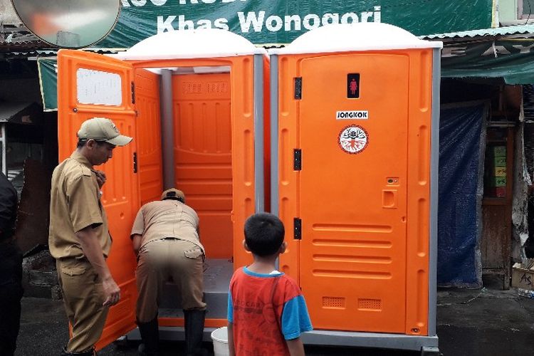 Dinas Lingkungan Hidup DKI Jakarta menyediakan tujuh toilet portable untuk membantu korban kebakaran di Jalan Tomang Raya, Tomang, Grogol Petamburan, Jakarta Barat pada Selasa (22/1/2019). 