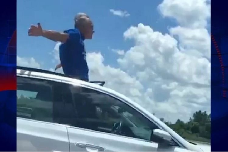 Potongan rekaman video memperlihatkan pria 70 tahun bernama Leonard Olsen merentangkan tangan ketika berdiri di atap mobil yang tengah melaju kencang.
