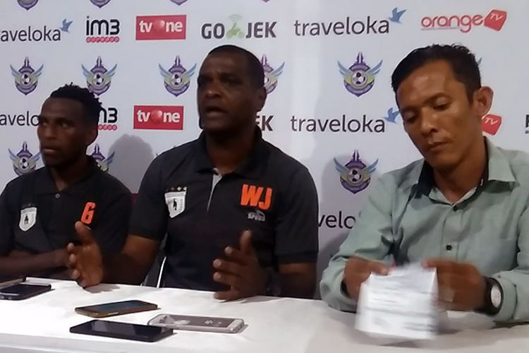 Pelatih Persipura Jayapura, Wanderley Junior (tengah), dalam jumpa pers selepas pertandingan lawan Persegres Gresik United.