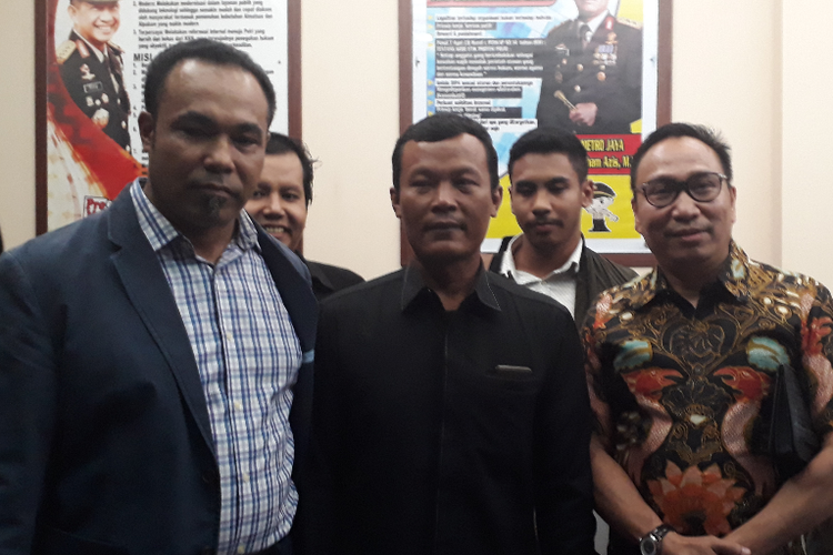 Kuasa hukum Yudi Adranacus, Ardy Mbalembout; sopir Yudi Adranacus, Pardan; dan adik anggota DPR RI Herman Hery, Yudi Adranacus, di Mapolres Metro Jakarta Selatan, Senin (25/6/2018) malam.