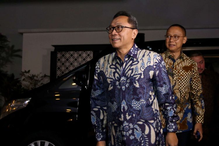 Ketua Umum Partai Amanat Nasional, Zulkifli Hasan tiba di kediaman Ketua Umum Partai Demokrat Susilo Bambang Yudhoyono di Mega Kuningan, Jakarta Selatan, Rabu (25/7/2018).