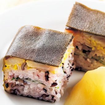 Azi-sushi adalah hidangan seimbang yang terdiri dari ikan horse mackerel Jepang, nasi rasa cuka, dan perilla hijau yang ditawarkan dengan harga 486 yen. Hidangan ini disajikan hanya untuk makan malam.