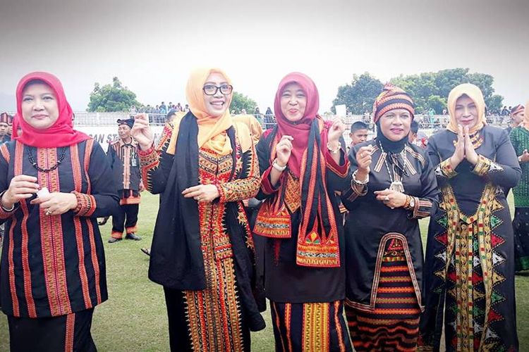 Istri Gubernur Aceh, Dyah Erti Idawati (nomor dua dari kiri) saat bersama sejumlah istri bupati Dataran Tinggi Gayo Alas, saat mengikuti gerak Tari Bines di Lapangan Seribu Bukit, Sabtu (24/11/2018).