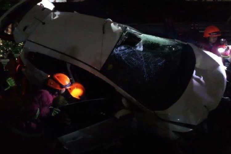 Sebuah mobil berplat nomor D 210 ICA tertabrak kereta api saat melintasi perlintasan kereta api Jalan Sumatera, Kota Bandung, Jumat (12/4/2019).
