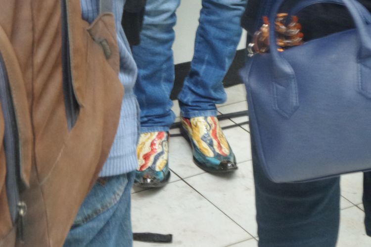 Sepatu boots dengan motif warna-warni yang dikenakan dosen Fakultas Ilmu Hukum Universitas Sumatera Utara, Mahmud Mulyadi, di Pengadilan Negeri Jakarta Selatan, Selasa (12/12/2017).