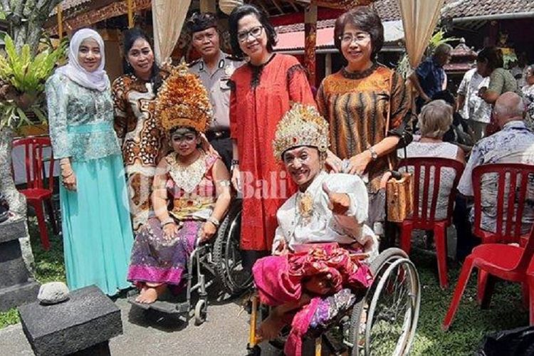 I Ketut Budiarsa dan Ida Ayu Ketut Kenari melangsungkan pernikahan di Banjar Kedewatan, Ubud, Gianyar, Kamis (14/3/2019). 