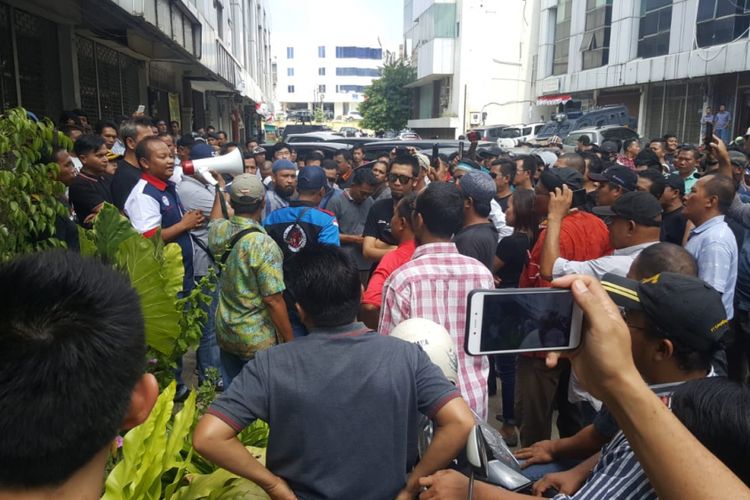 Ratusan sopir Go-Car mendatangi kantor Go-Jek di Batam lantaran merasa telah dibohongi pihak manajemen, Senin (20/8/2018).