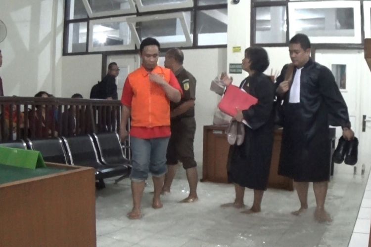 Terdakwa, Jaksa dan Pengacara terlihat melepas sepatu dan melipat celana karena ruang sidang di Pengadilan Negeri Klas 1 Palembang, Sumatera Selatan terendam banjir usai diguyur hujan deras, Senin (10/12/2018).
