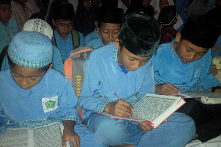  Sejumlah anak mengikuti program gerakan Maghrib Mengaji di Masjid Agung Kota Sukabumi, Jawa Barat, Kamis (13/12/2018). 
