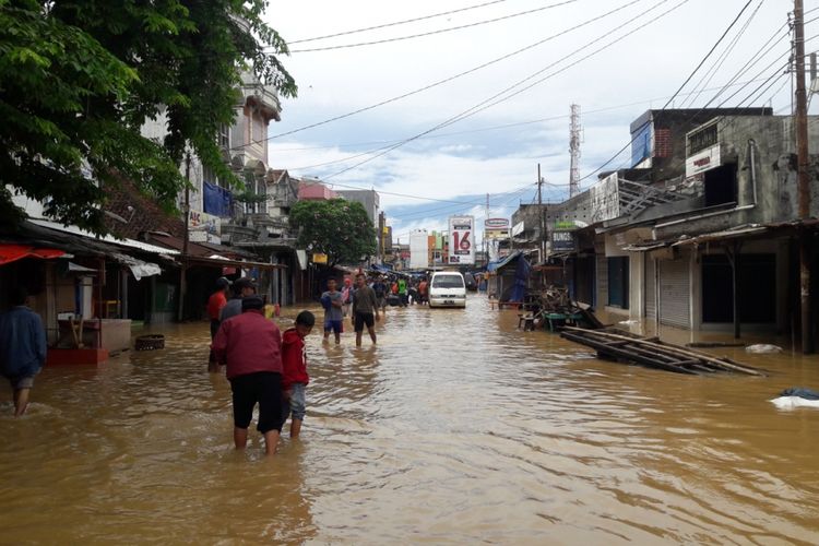 Banjir melanda Pasar Labuan di Kabupaten Pandeglang, Rabu (16/12/2018). Empat hari lalu, kawasan ini diterjang tsunami Selat Sunda.