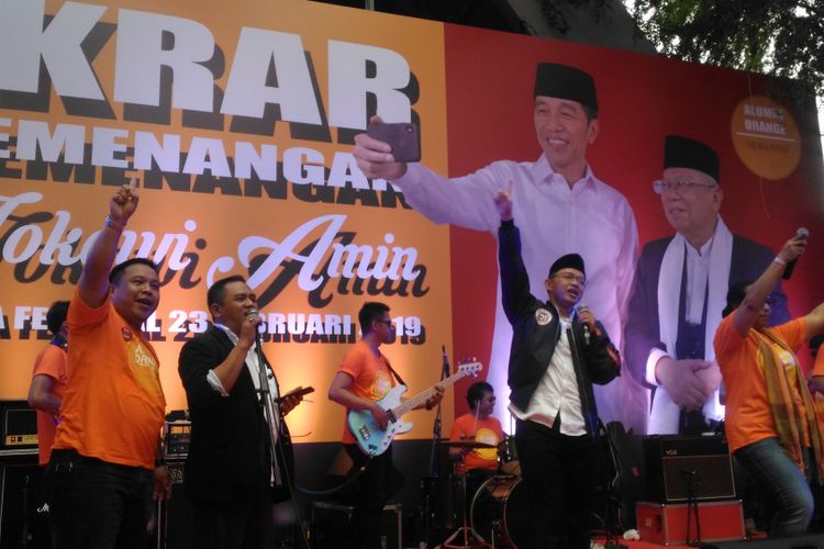 Ketua direktorat relawan TKN Maman Imanulhaq bersama alumni Atma Jaya Jakarta di Plaza Festival, Kuningan, Jakarta Selatan, Sabtu (23/2/2019). 