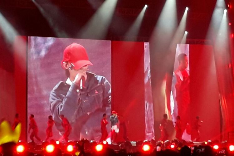 G-Dragon menghibur penggemarnya di Indonesia dalam konser G-DRAGON 2017 World Tour, ACT III: MOTTE, yang digelar di Indonesia Convention Exhibition, BSD, Tangerang, Minggu 93/9/2017).