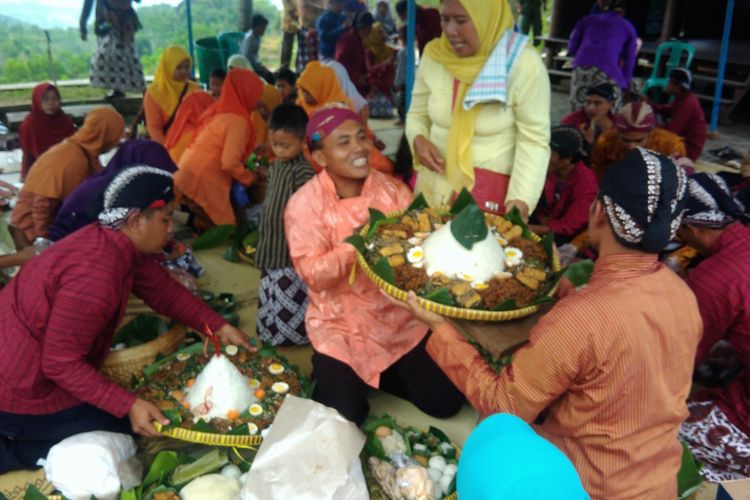 Warga menyiapkan Tumpeng Untuk Makan Bersama di kompleks Embung Gunung Api Purba Nglanggeran, Patuk