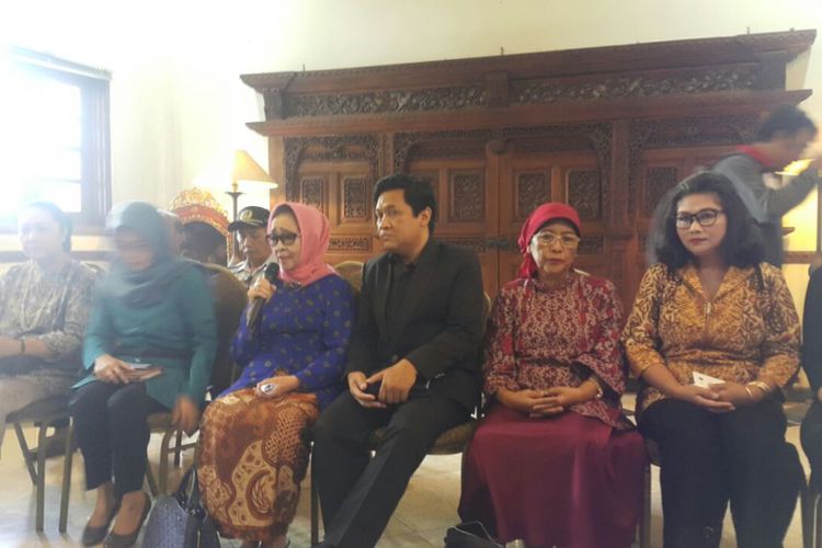 Inilah tim perias asal Solo yang akan merias hajatan pernikahan anak kedua presiden Joko Widodo, Kahiyang Ayu dan Boby di Gedung Graha Saba Buana Solo, Senin (30/10/2017) siang.