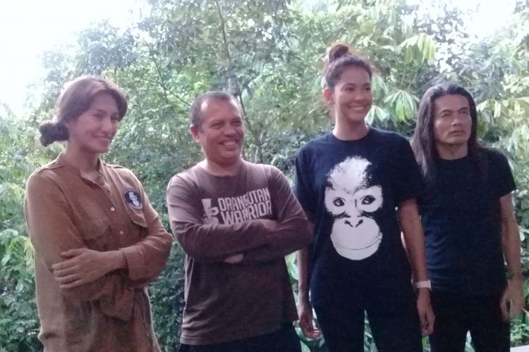 Putri Indonesia Bunga Jelitha (kedua dari kanan) mengajak kawula muda untuk ambil bagian dalam penyelamatan orangutan