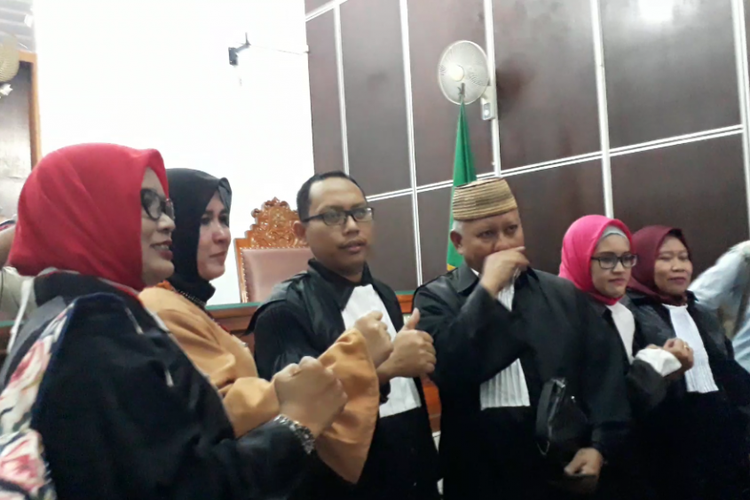 Terdakwa Asma Dewi menangis sambil tersenyum seusai divonis 5 bulan 15 hari oleh majelis hakim Pengadilan Negeri Jakarta Selatan, Kamis (15/3/2018).