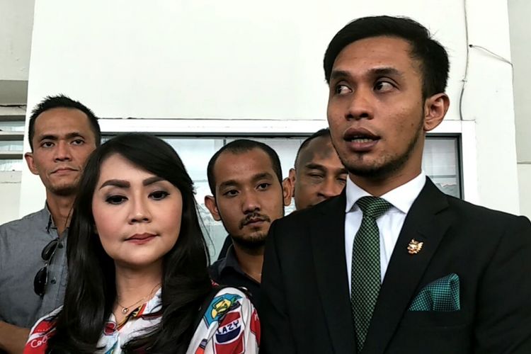 Tessa Kaunang dan kuasa hukumnya, Irsan Gusfrianto saat ditemui usai sidang di Pengadilan Negeri Jakarta Selatan, Selasa (24/4/2018)