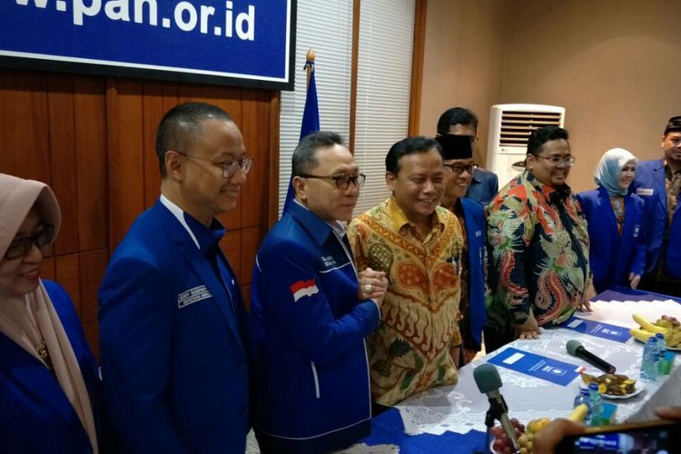 Ketua Umum PAN Zulkifli Hasan dan Ketua Bawaslu Abhan berjabat tangan di Kantor DPP PAN,Jakarta, Kamis (5/7/2018)