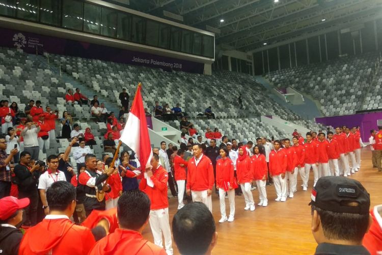 Para atlet Indonesia yang akan berlaga pada Asian Games 2018 melakukan penciuman bendera Merah Putih pada upacara pengukuhan kontingen Indonesia, di Istora Senayan, Jakarta, Minggu (5/8/2018) malam.