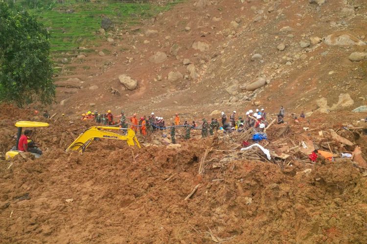  Proses pencarian satu korban bencana tanah longsor di Cisolok, Sukabumi, Jawa Barat, Minggu (6/1/2019