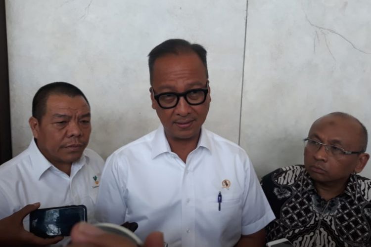 Menteri Sosial Agus Gumiwang Kartasasmita kepada awak media di Hotel Santika Harapan Indah, Kota Bekasi, Kamis (25/10/2018).