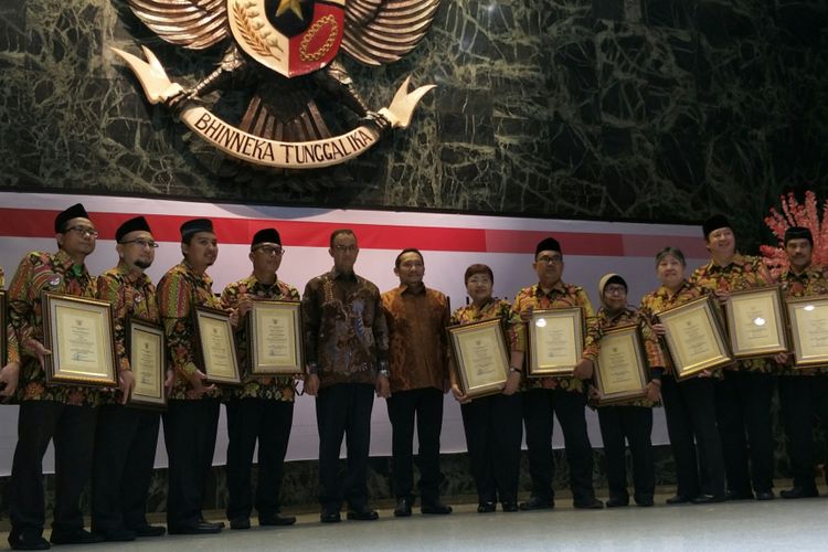 Gubernur DKI Jakarta Anies Baswedan memberikan piagam penghargaan kepada 182 warga Jakarta yang telah lebih dari 100 kali mendonorkan darah mereka di Balai Kota DKI Jakarta, Minggu (11/2/2018).