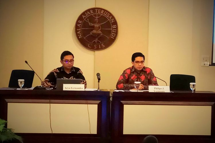 Direktur Eksekutif CSIS Philips Vermonte dan Peneliti Politik dan Hubungan Internasional CSIS Arya Fernandes  dalam rilis hasil survey kepuasan publik atas kinerja Jokowi-JK. Konferensi pers digelar di kantor CSIS, Tanah Abang III, Jakarta Pusat, Selasa (12/9/2017)