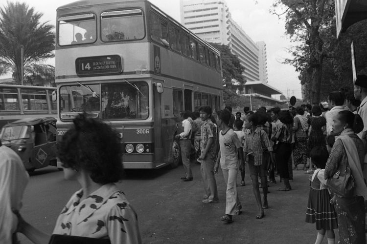 Bus tingkat di Jakarta menurunkan dan menaikkan penumpang di sembarang tempat yang mengganggu kelancaran arus lalu lintas. 