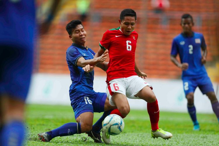 Gelandang timnas Indonesia, Evan Dimas, mencoba melewati hadangan pemain Thailand pada pertandingan fase grup SEA Games 2017 di Stadion Shah Alam, Selasa (15/8/2017).