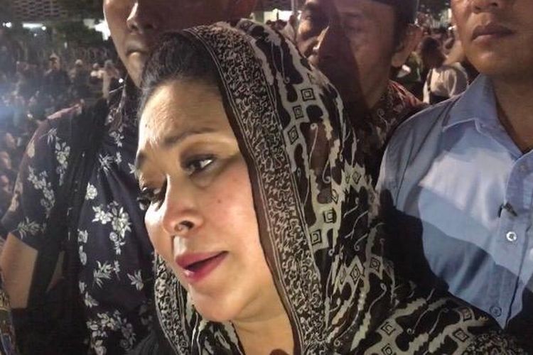 Titiek Soeharto di depan kantor Bawaslu, Jakarta Pusat, Selasa (21/5/2019) petang.