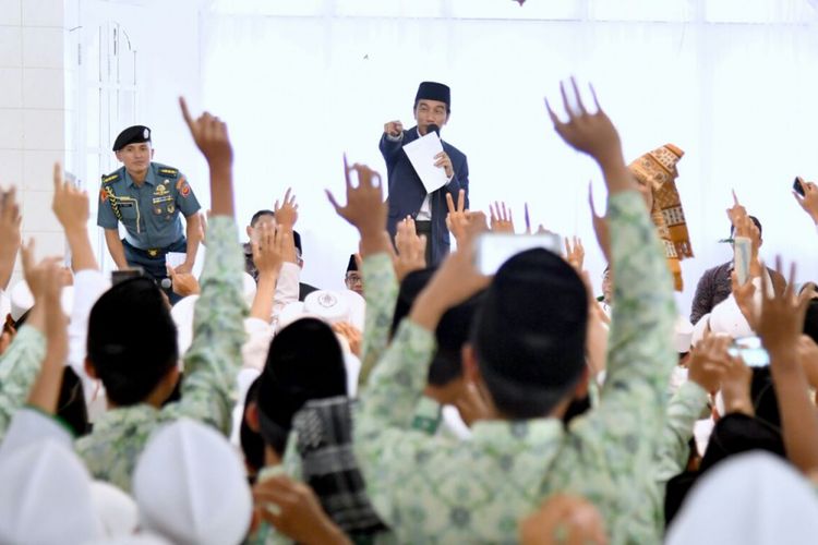 Presiden Joko Widodo saat bersilaturahmi dengan santri di Pondok Pesantren Darunahdlatain Nahdlatul Wathan yang berada di Kelurahan Pancor, Kecamatan Selong, Kabupaten Lombok Timur, Kamis (23/11/201. 